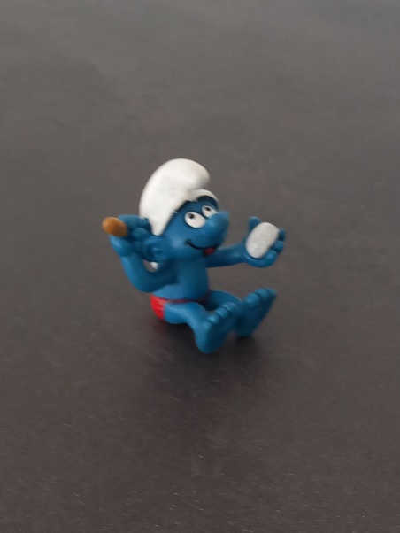 Schtroumpf qui se lave avec une brosse et un savon 1982 Schleich Peyo Germany